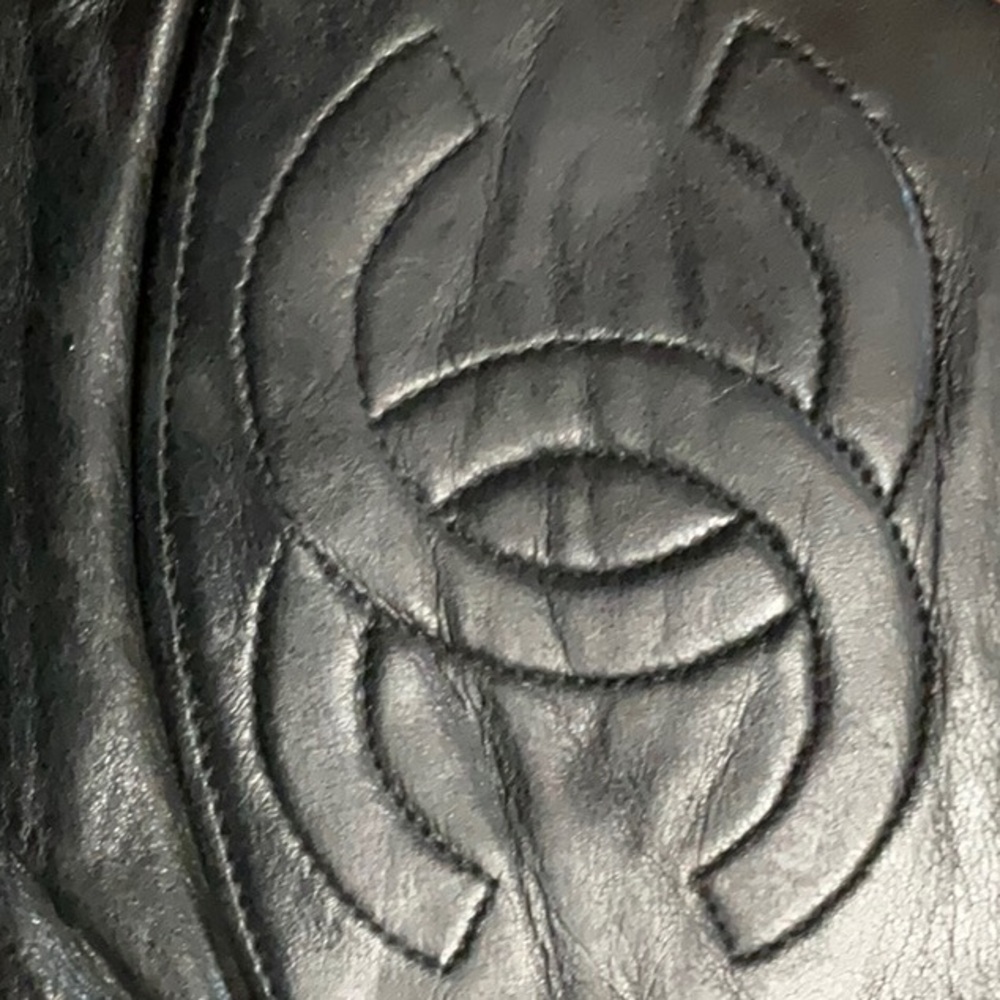 Gently Used Lux, Chanel Wallet lambskin, Crinkling In Leather final sale $2000 - Picture 1 of 4